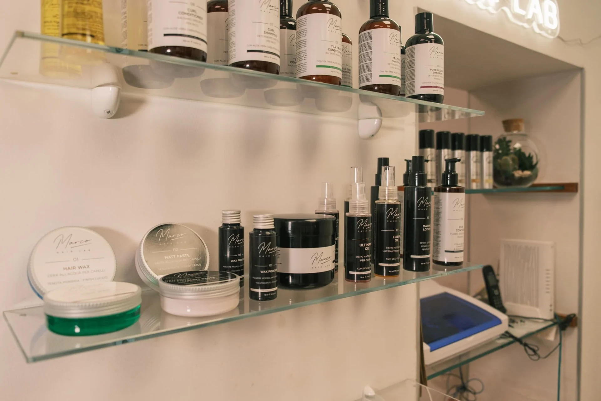 Selezione di prodotti per capelli in ambientazione